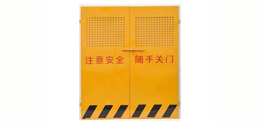 為什么施工電梯防護門是黃色的？